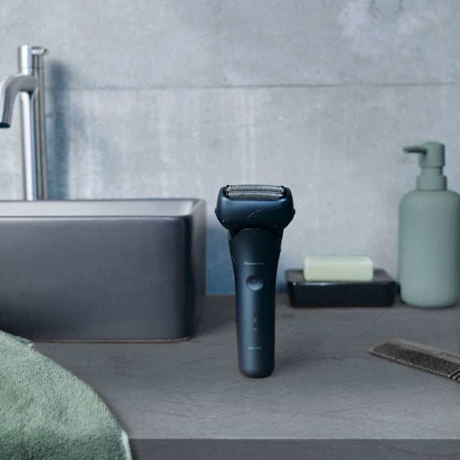 Panasonic ES-LT4B, waterproof 3-blade electric shaver with ultra-fast linear motor